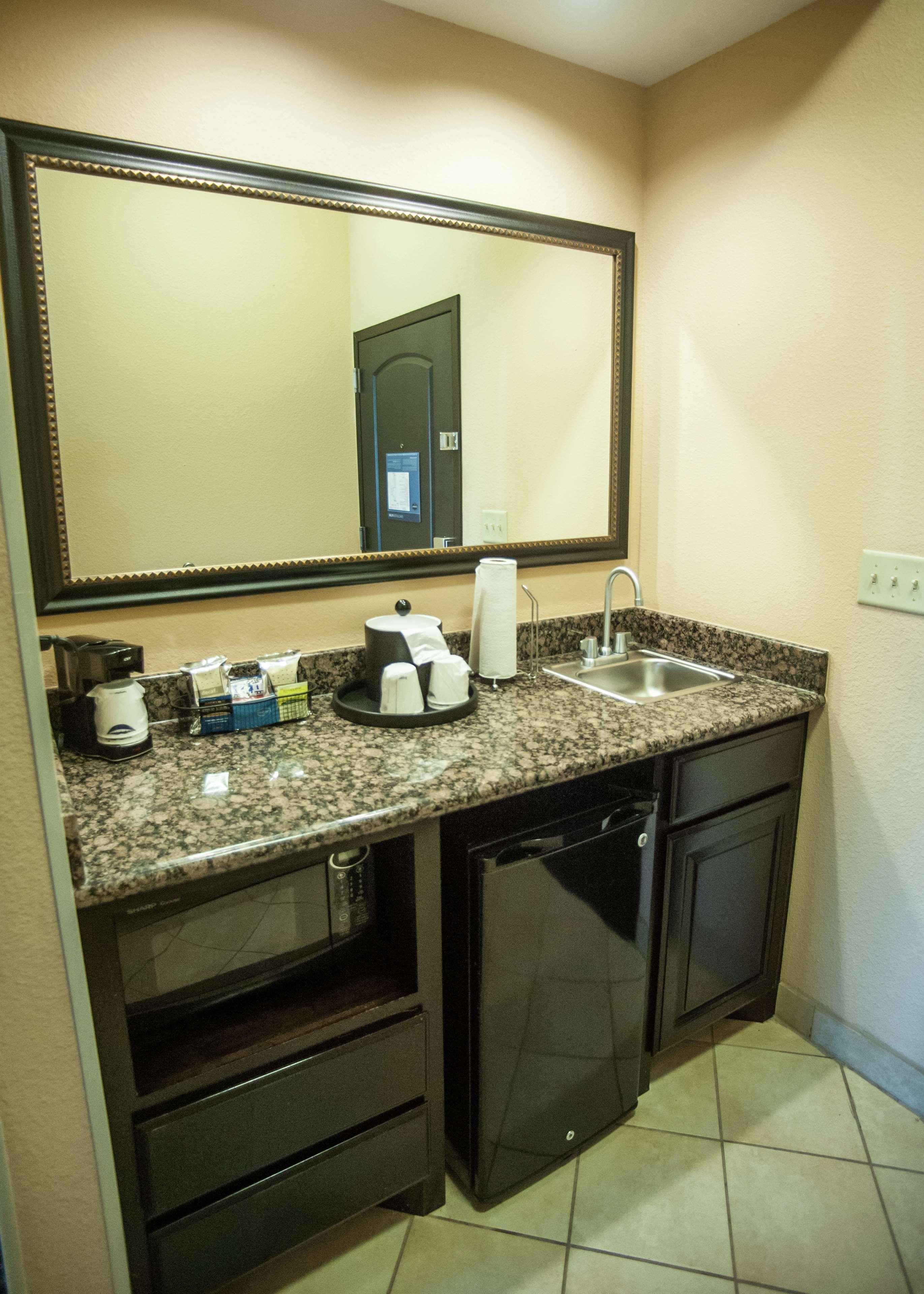 Hampton Inn & Suites Palestine Bagian luar foto