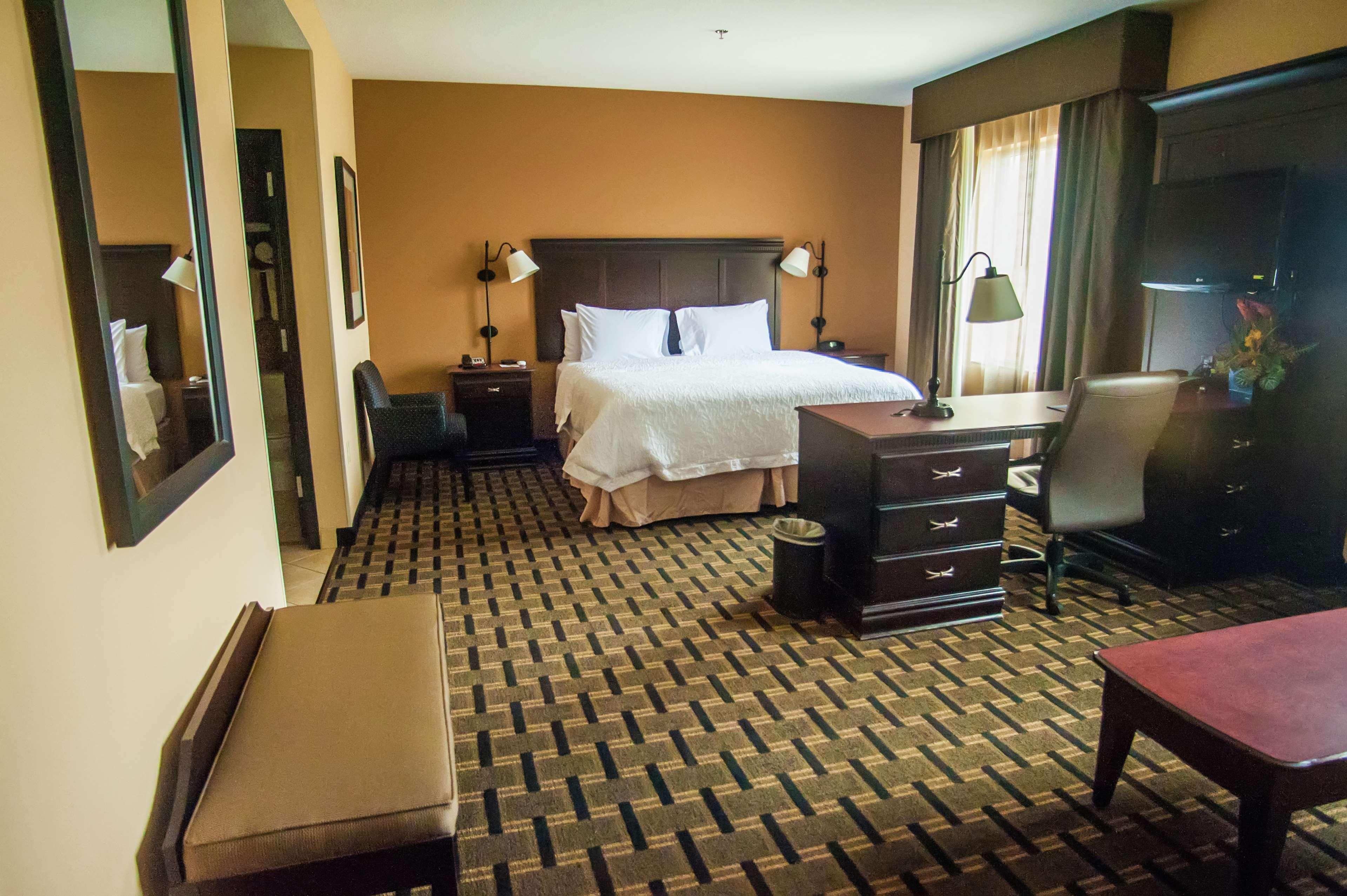 Hampton Inn & Suites Palestine Bagian luar foto