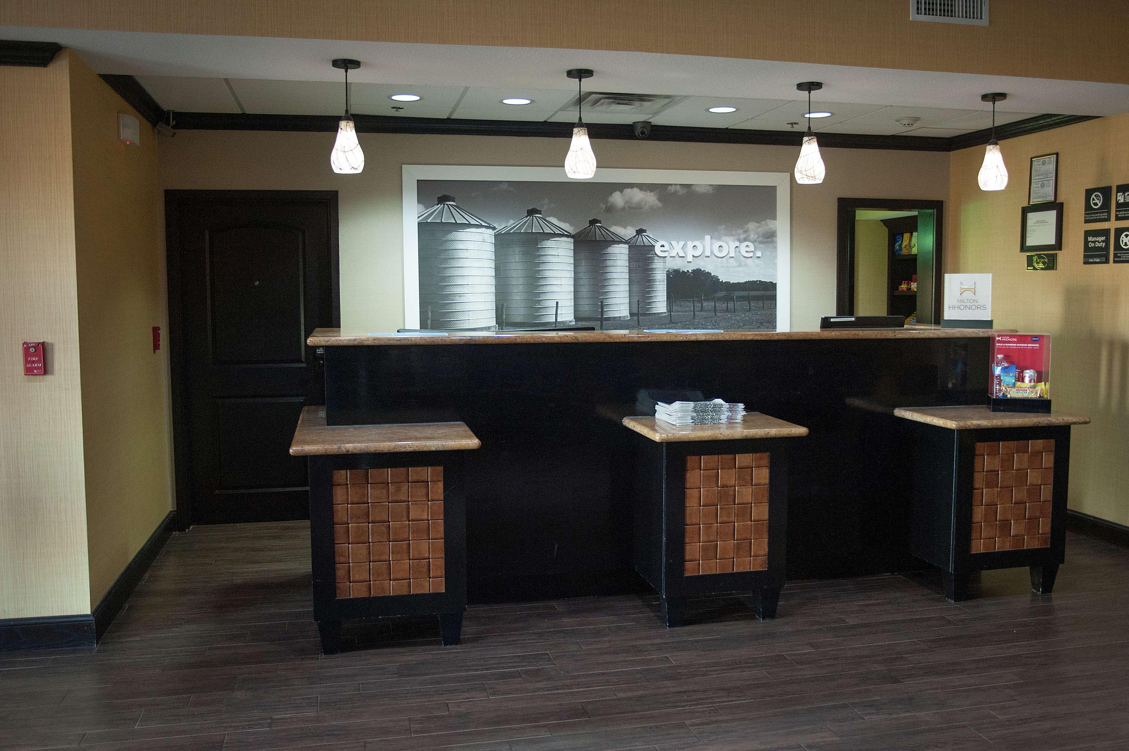 Hampton Inn & Suites Palestine Bagian luar foto
